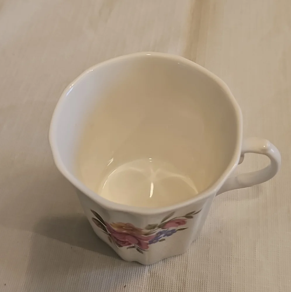 Vintage‎ Royal Grafton Fine Bone China Tea Coffee Cup Mug Floral made England - Picture 3 of 7